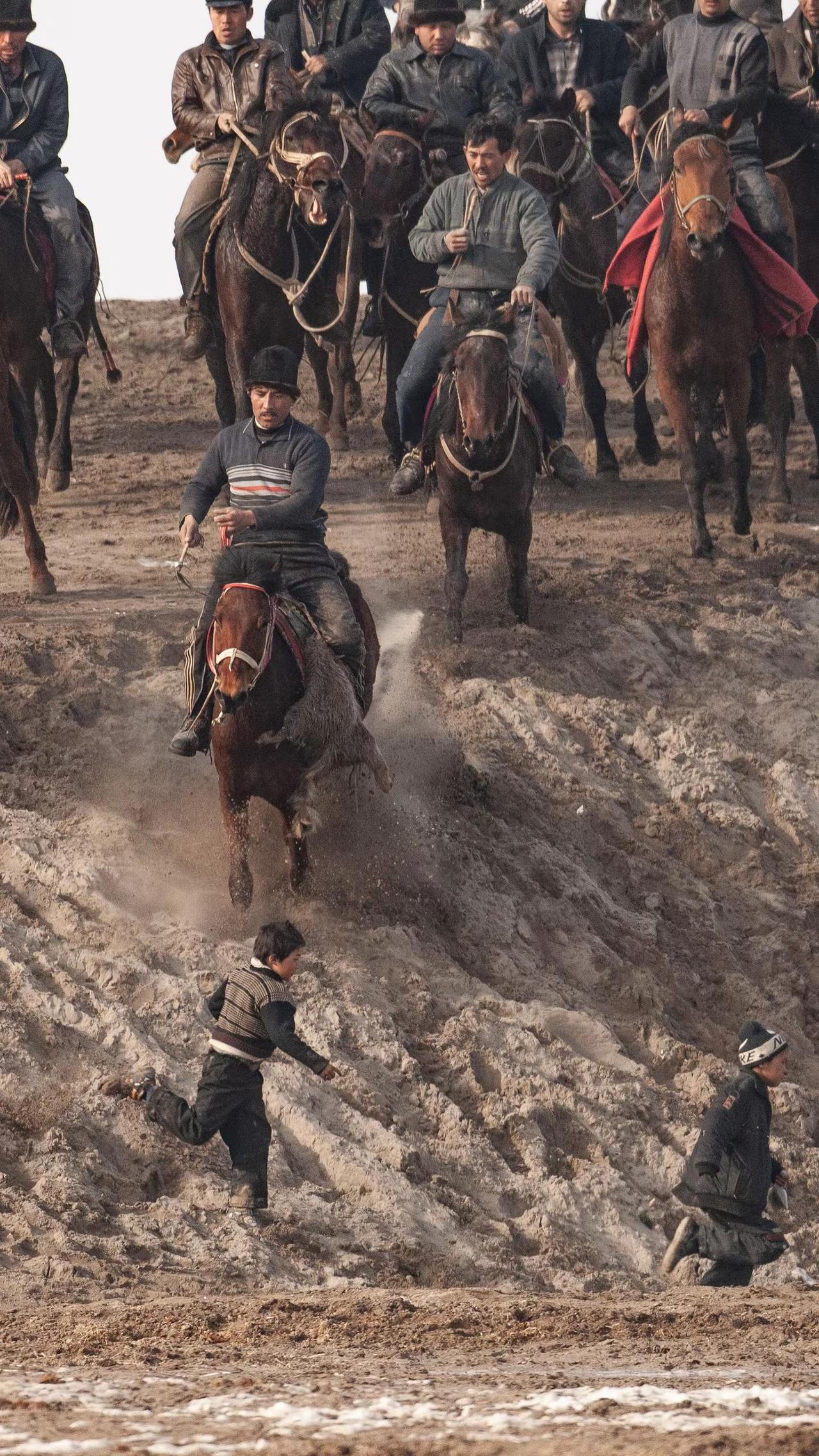 马背上的民族，勇敢者的游戏。十多年前在新疆疏勒牙甫泉沙漠记录的一场传统叼羊比赛。
