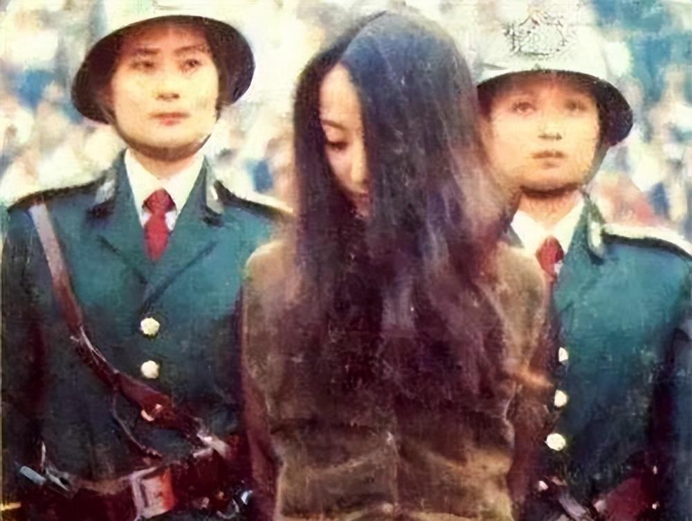 1983年，年仅25岁的“女流氓”翟曼霞跪在刑场等待被枪决，行刑前她突然对着天空