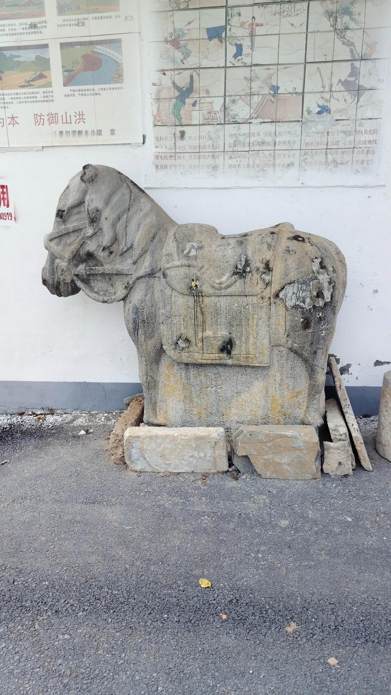 我开车路过这里，路边墙根放着的这匹石头马，想问问您知不知道，这个石马是咱们村里老