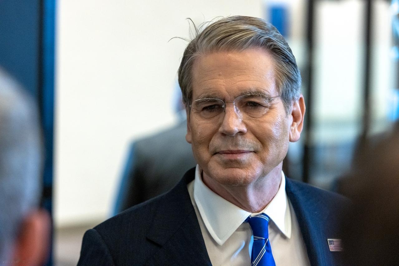 所谓“经济狂怒”，也许只是莫名其妙。
这两天，美国财政部长贝森特前脚刚在X上放狠