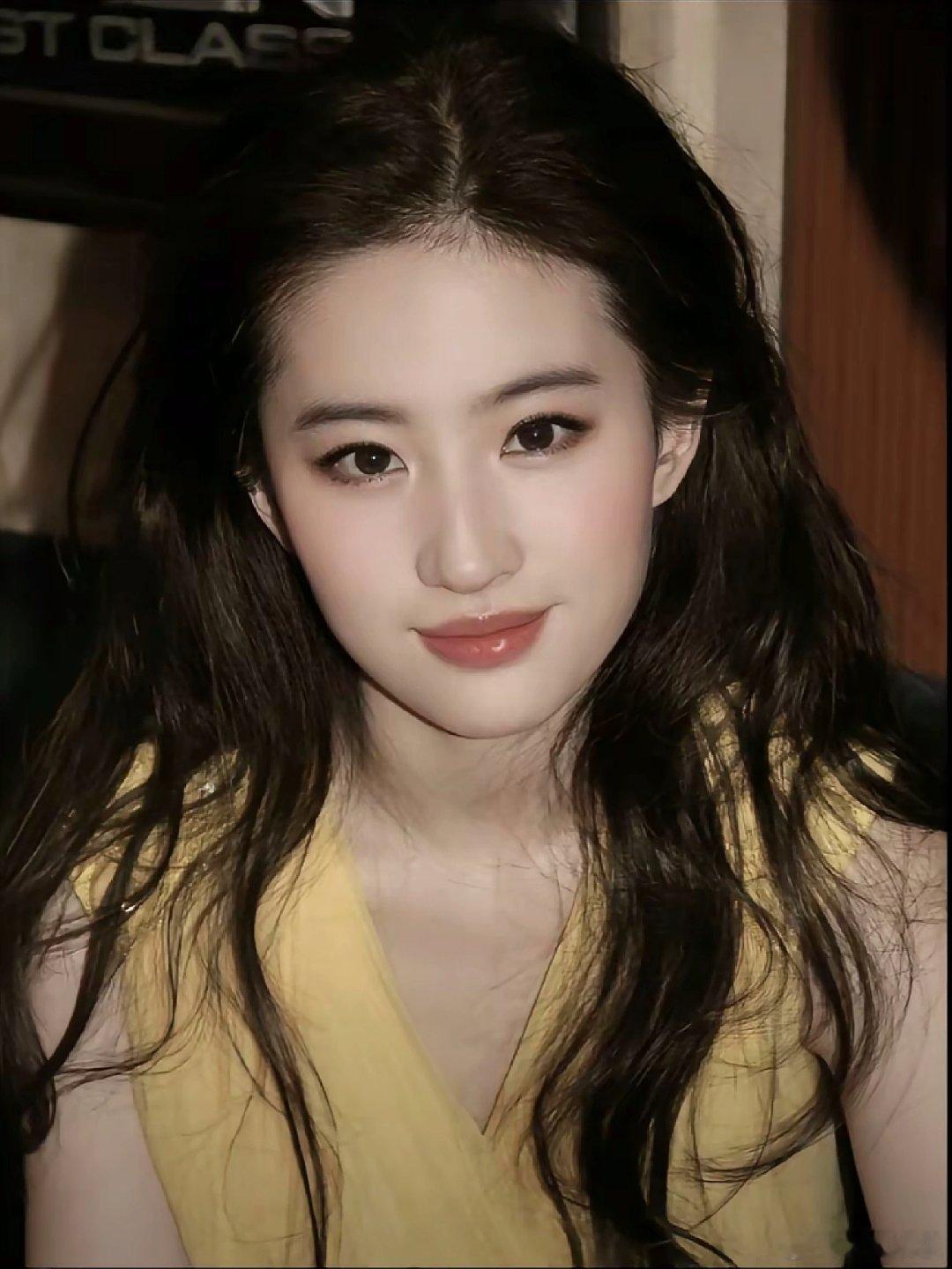 #刘亦菲出道时被叫小黄圣依# 两位美女都各有各的美，何必非得要比较呢，都很好看[