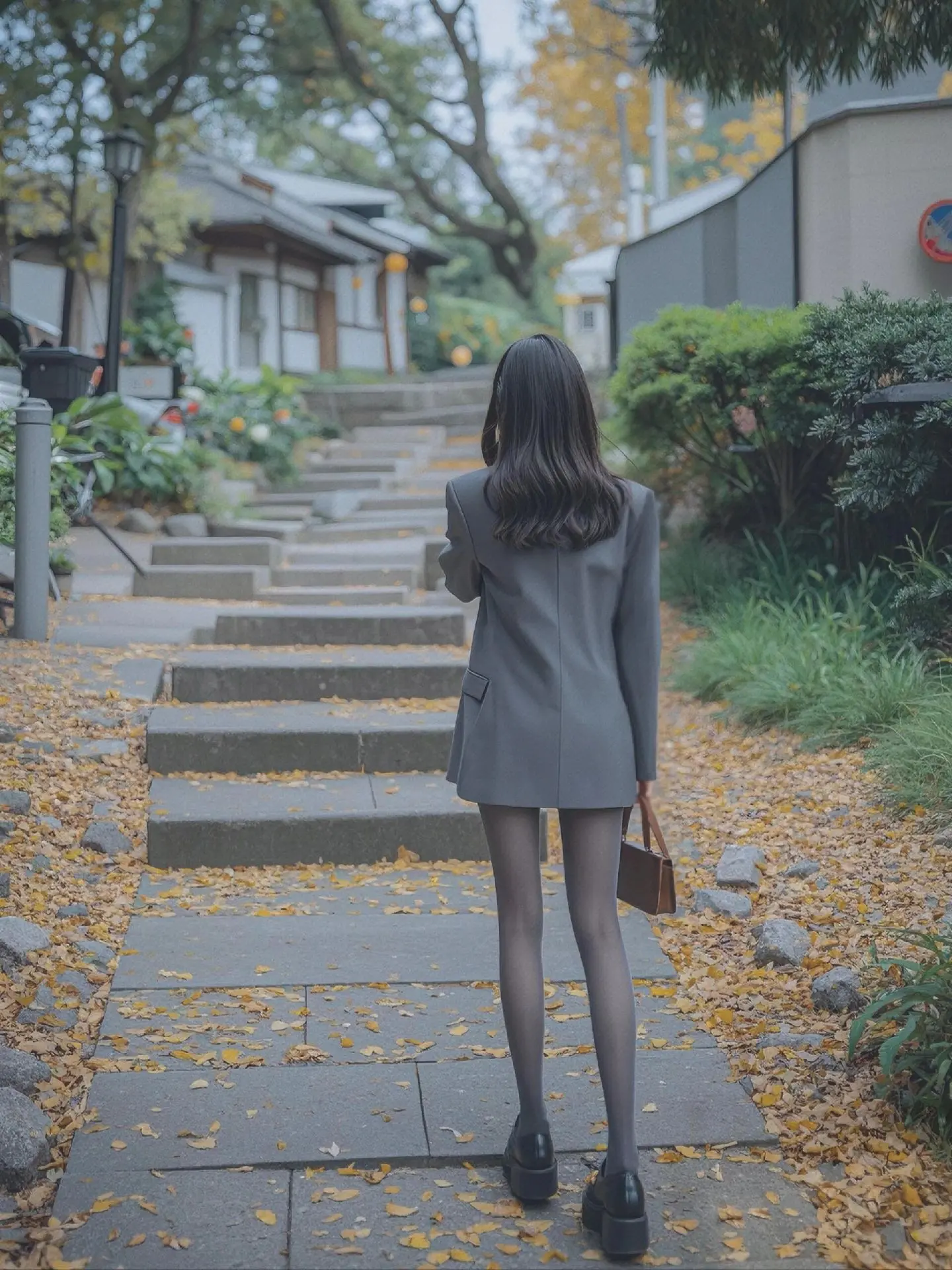 小时候盼望长大当一个有钱人。结果长大了钱也没有挣到。又想回到小时候那个...