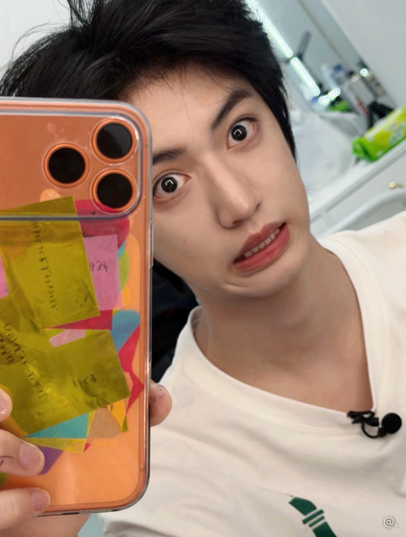 我不知道做这样的表情然后仅仅只是嘴角旁的皮肤褶皱了一下是何意味 