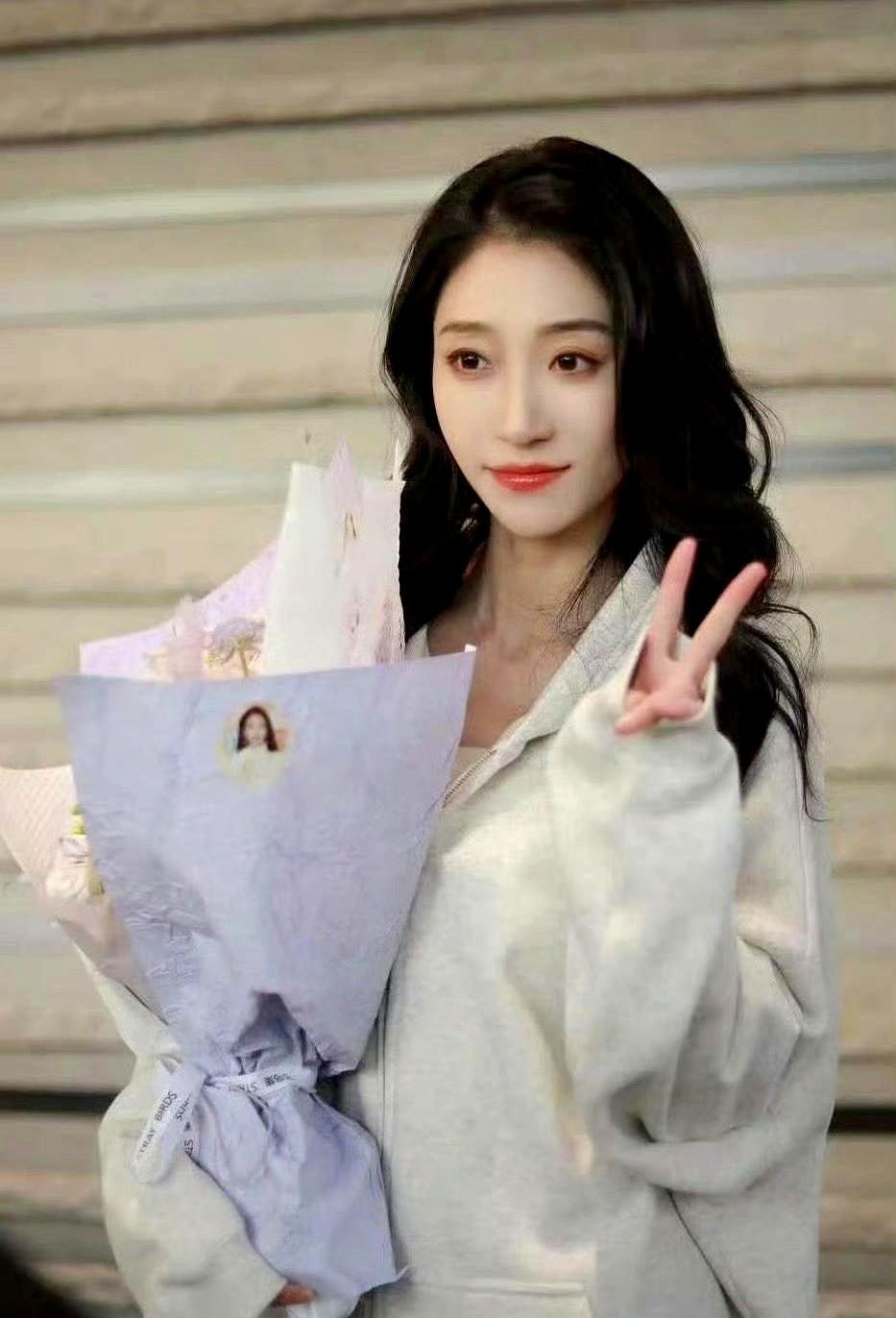 我以前真搞不懂，看个剧而已，粉丝为啥会急眼，甚至跑去骂自家偶像的搭档，至于嘛。