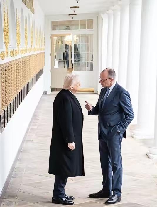 德国总理默茨亲自发了这张照片，说他在白宫对特朗普讲：“欧洲不再依赖关税，而是依赖