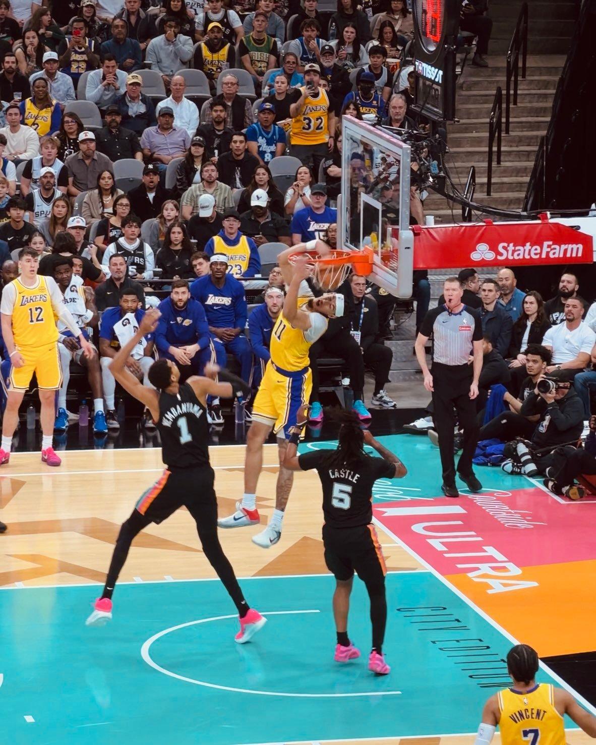 海斯的扣篮是真的没得说，真的劲爆。杰克森·海斯