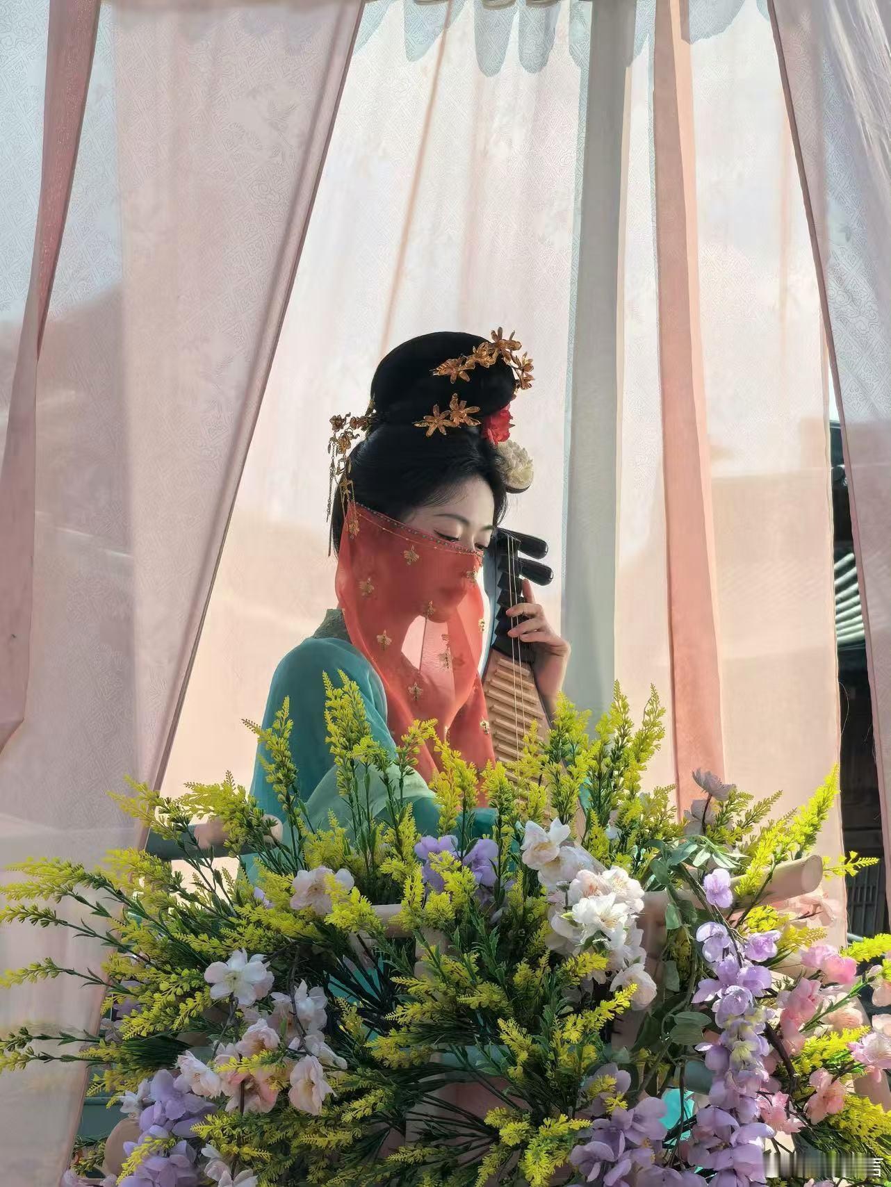 湖南卫视连发15条吴谨言湖南卫视考古吴谨言暑期嘉年华身姿仪态得天独厚！不管是古装