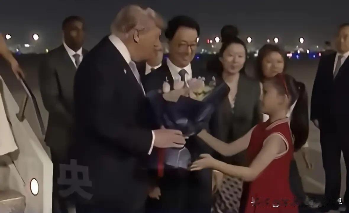 ＃特朗普抵京 韩国前往机场迎接  特朗普专机晚八点到达，欢迎仪式上，出现了精彩的