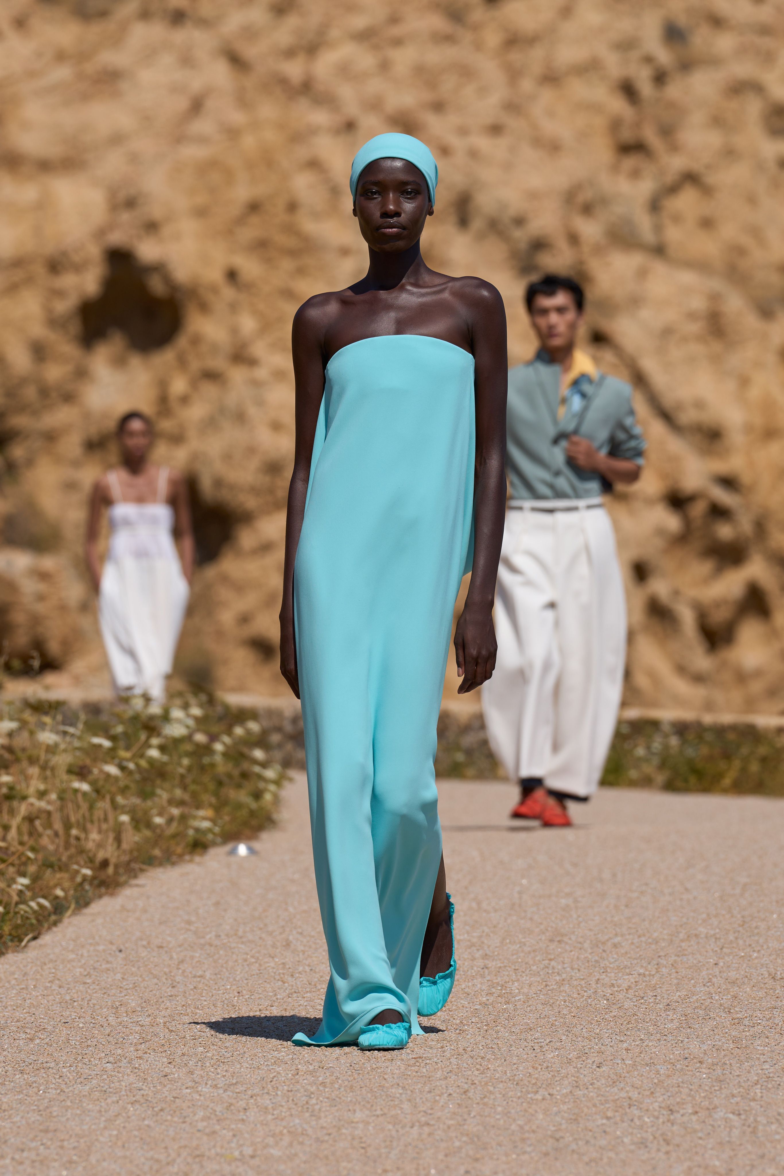 Jacquemus 在科西嘉岛发布2027春夏系列～大秀直击