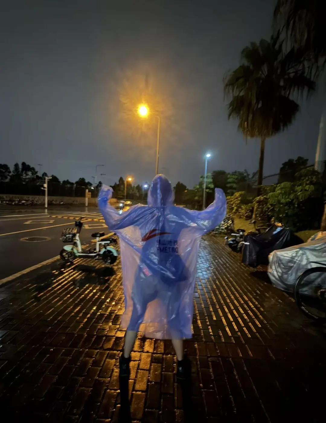 感谢佛山地铁
《谢佛山地铁赠雨衣记》
岁在丙午，仲夏既望。时维五月十一，暮色初合