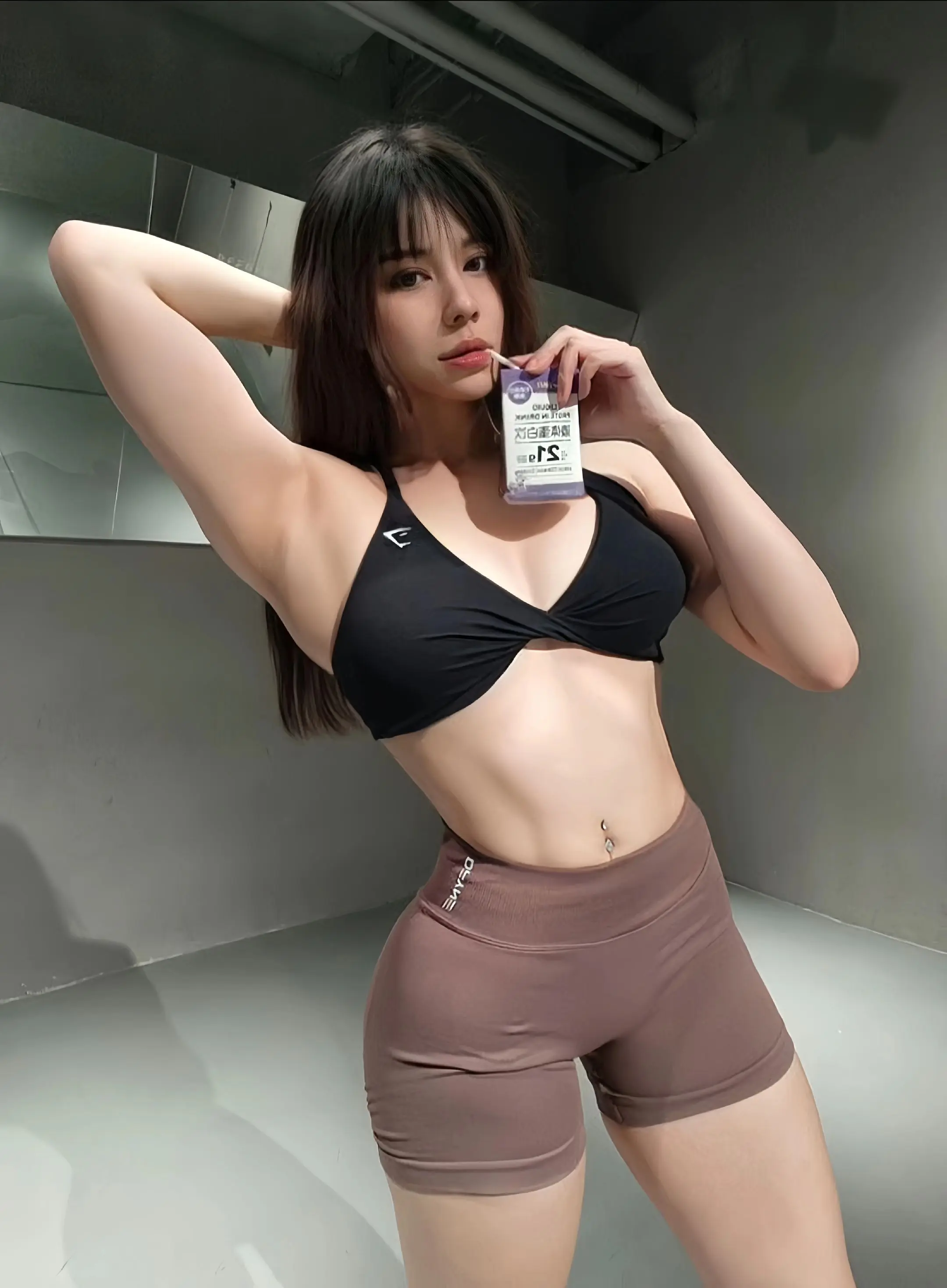 都是假的 只有肌肉长在身上是真的。