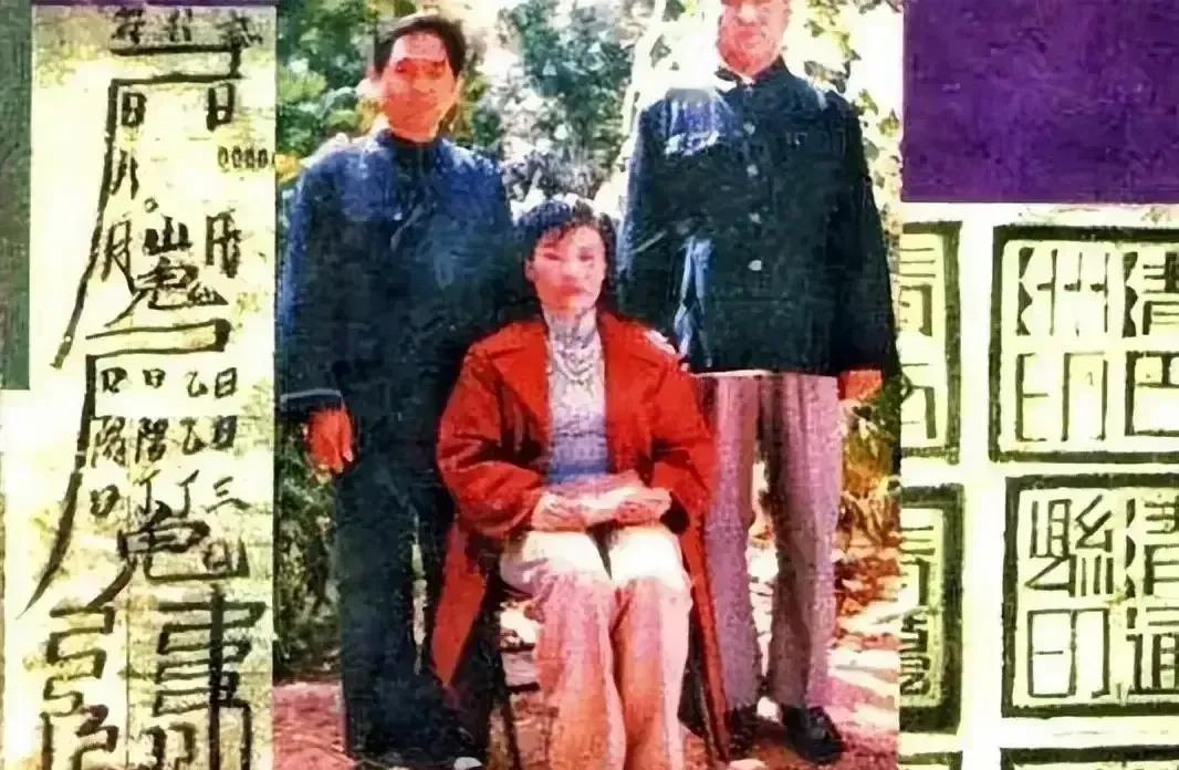 1986年夏天，一女两男到故宫游玩，那个女子突然说了一句很奇怪的话：“这大殿的气