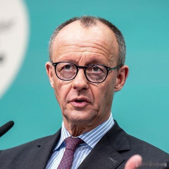 《德国专家感慨，总理默茨先印后华，现在才去中国太迟了，我们犯下大错了，一边是刻意