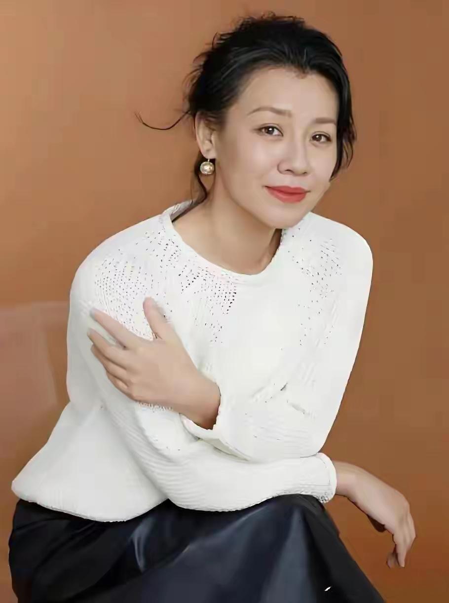 演员刘琳说：“我先生是个摄影师，他挣的钱没有演员挣得多。现在主要是我在外面拍戏，