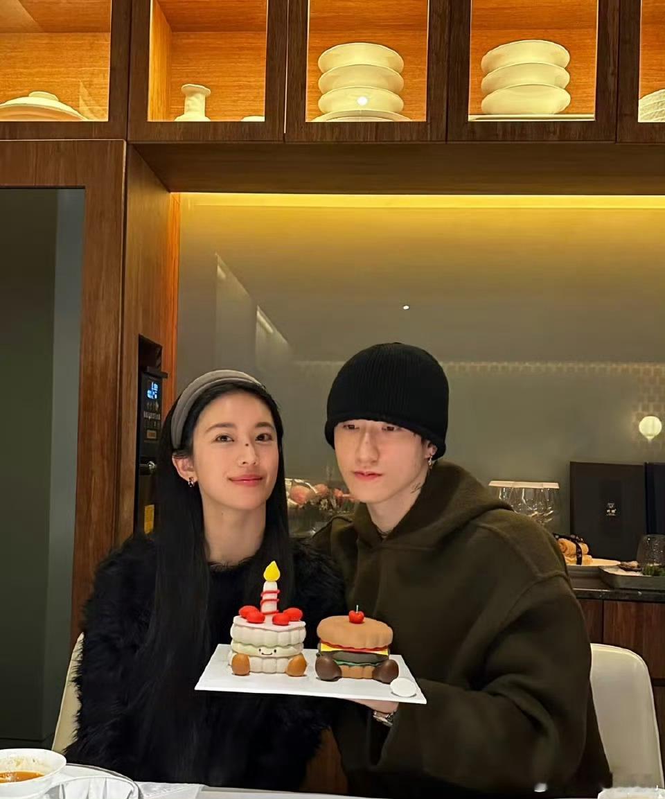 六金郑元松分手六金居然和郑元松已经分了快一年了……美女以后好好搞事业！多接点好本