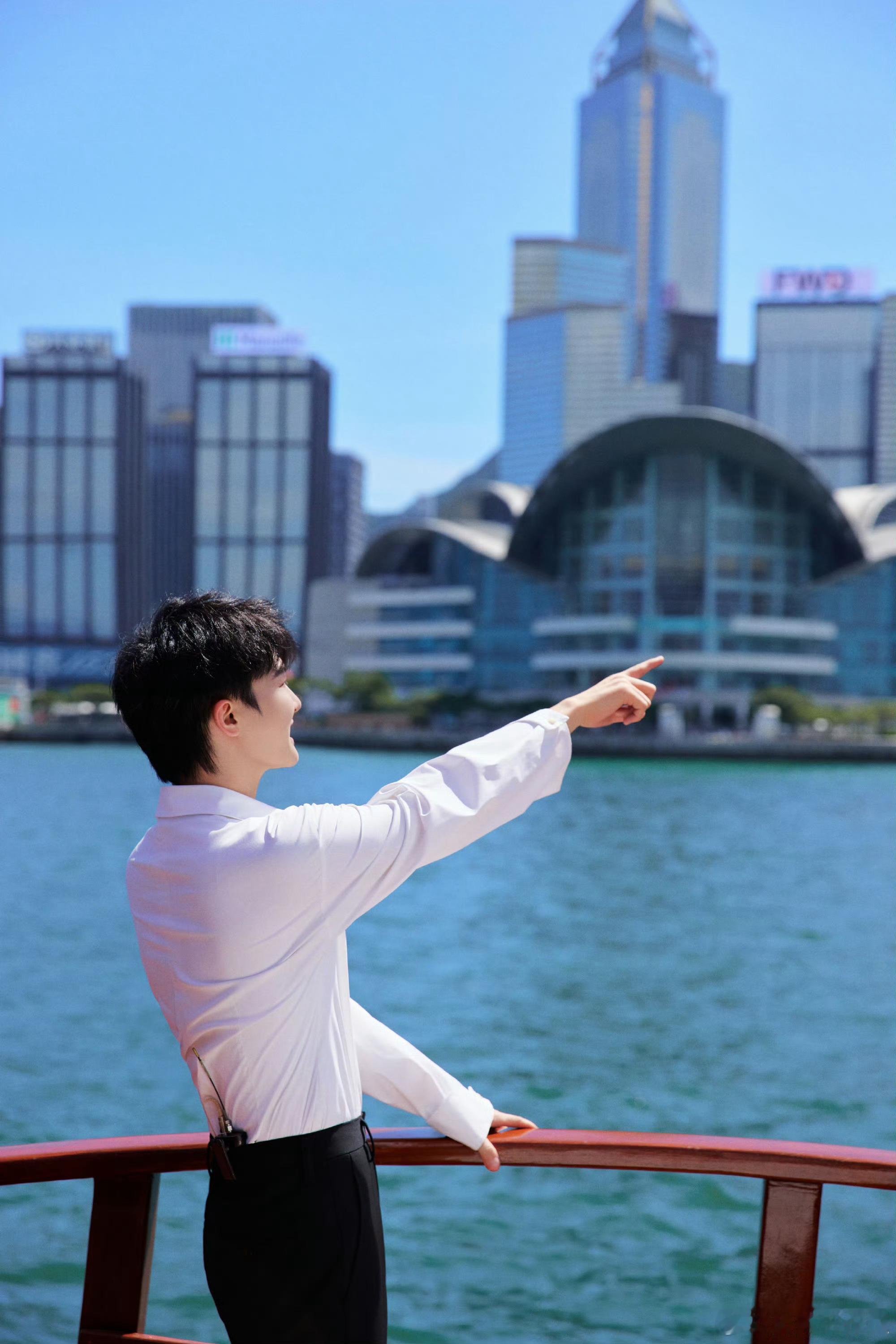 周深微博之夜加速器给周深的新年心意时间从来不语，却回答了所有问题。岁月从来不言，