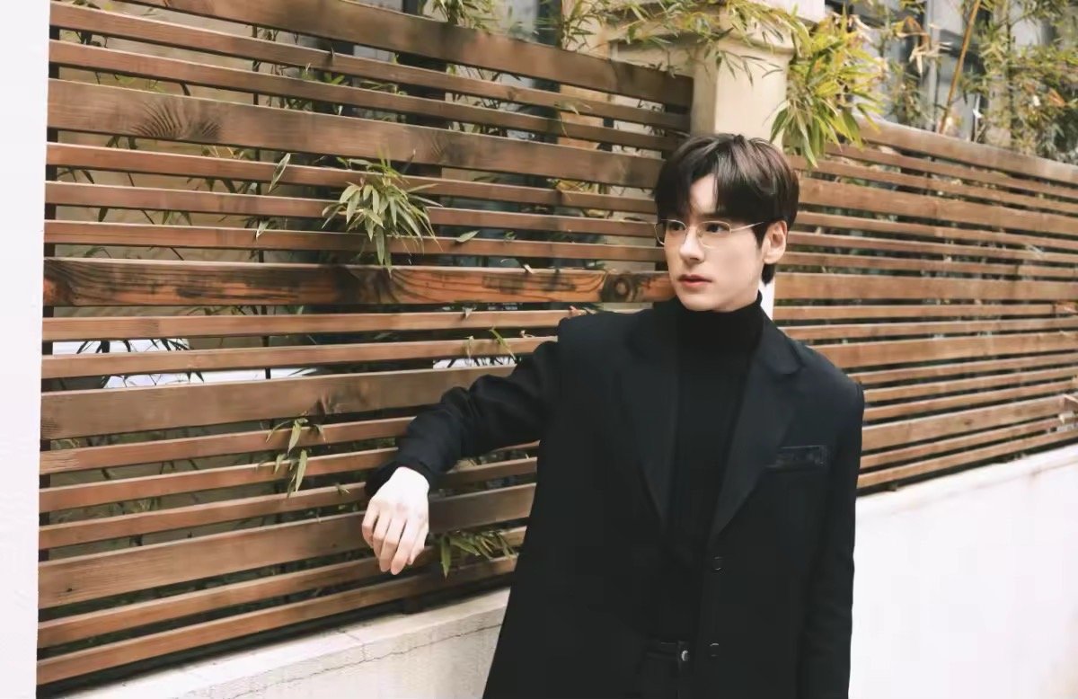 #魏哲鸣人夫感#魏哲鸣在人夫赛道真的无敌了，禁欲气质拉满！生活中给涂筱柠的爱也是