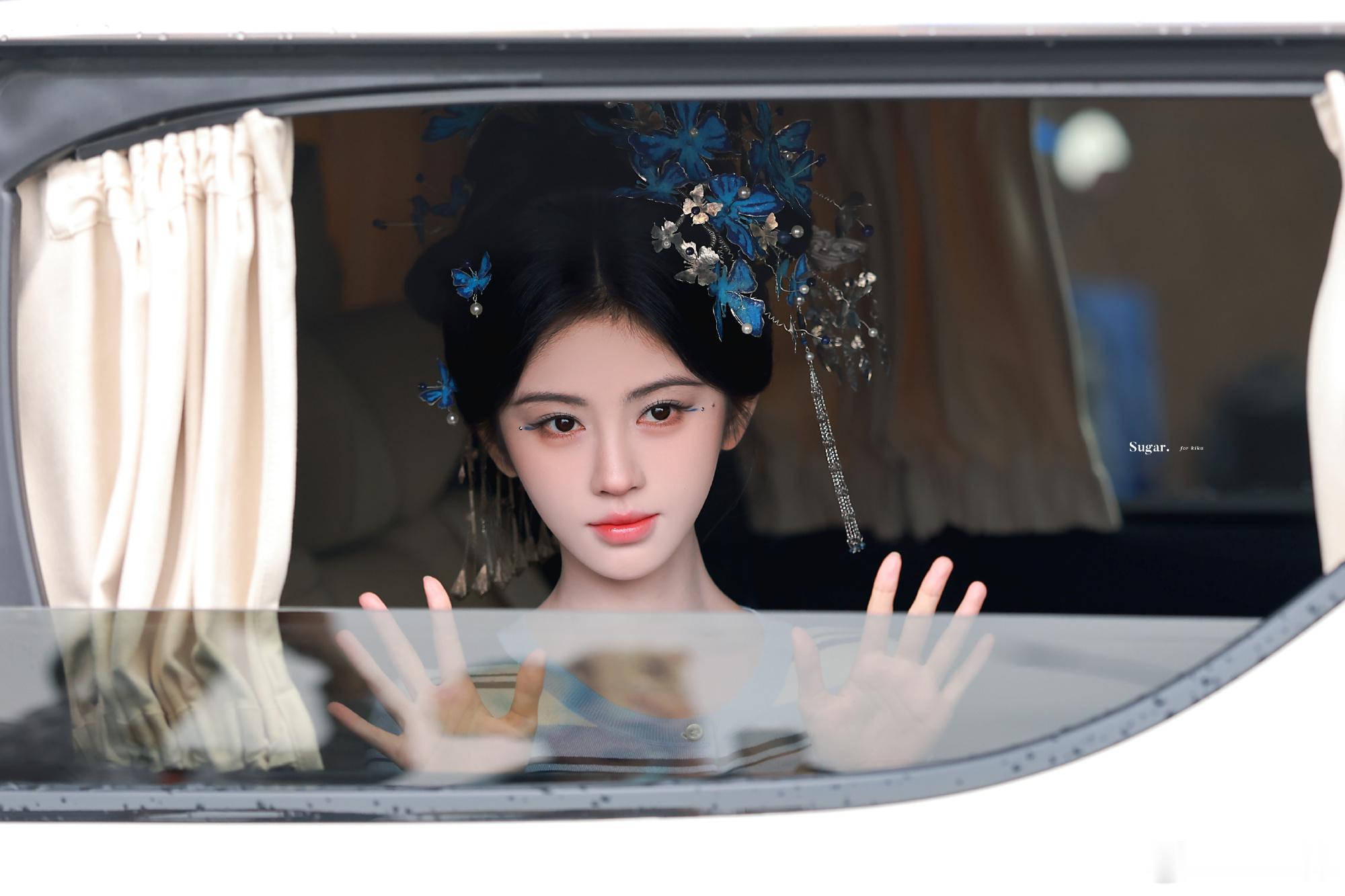 鞠婧祎阿黛 🍊 鞠婧祎苏绿夏山林不向四季起誓 荣枯随缘 海洋不需对沙岸承诺 遇