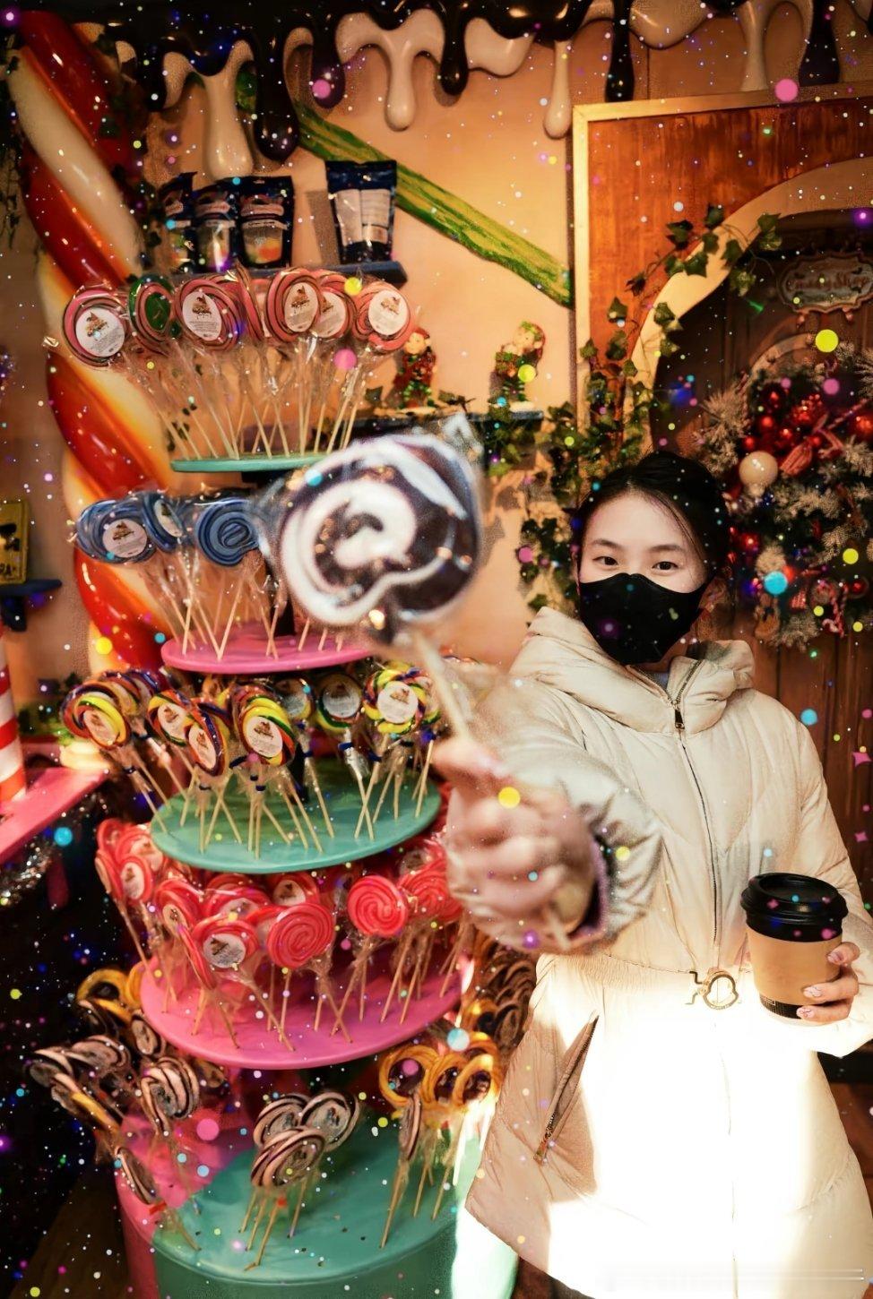 陈芋汐dy：小时候看到大棒棒糖就走不动道。长大后，拍到就是吃到！🍭相机里的每一