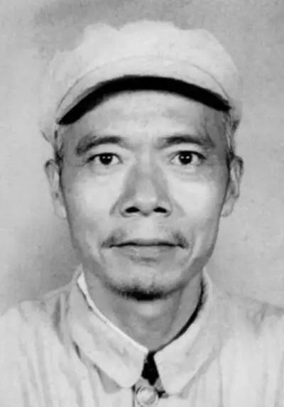 1937年，34岁的王牌特工涂作潮和邻居打牌，邻居看了他一眼，说：“你看着像共产