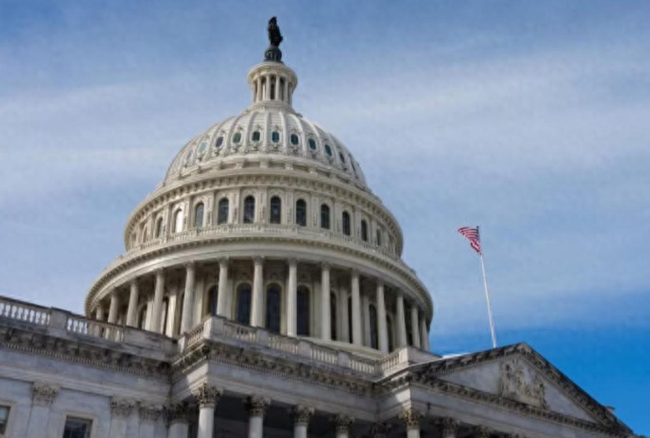 美国中期选举开战：民主党连胜，特朗普铁粉退场让“最保守”选区出现两党决选。

距