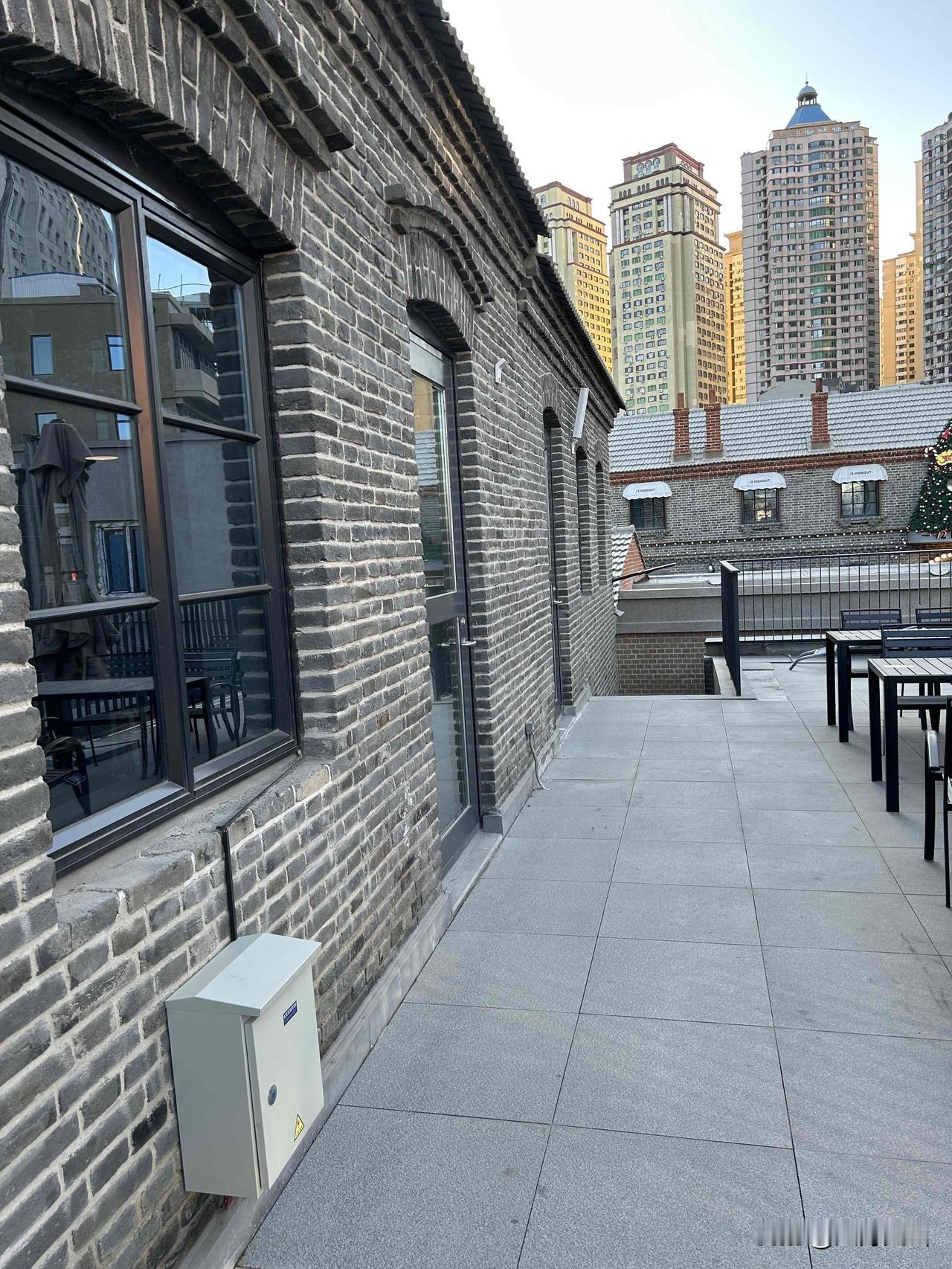 你作为单位的中层，有没有感觉活得像个“夹心饼干”——上面领导施压要结果，下面下属