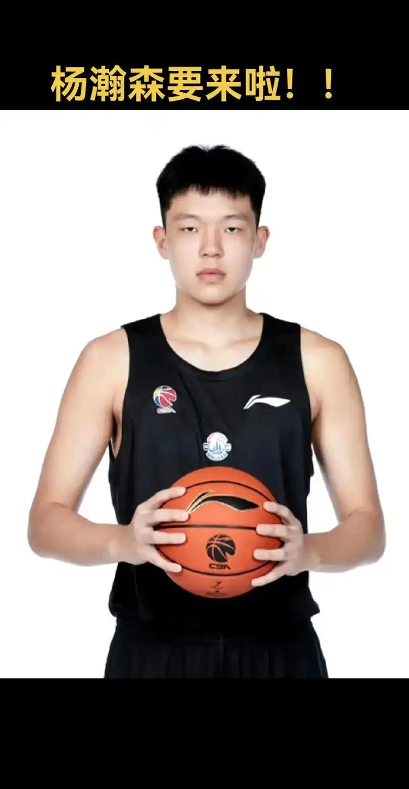 　杨瀚森终于打了８分钟，拿到4分1板1助，一个单打，一个吃饼暴扣，点燃华人激情。