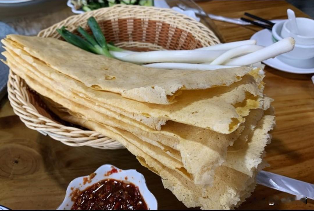 今天我中午的午饭非常简单，一包牛奶，倒出来是一小碗，泡上五片钙奶饼干，再吃半个香