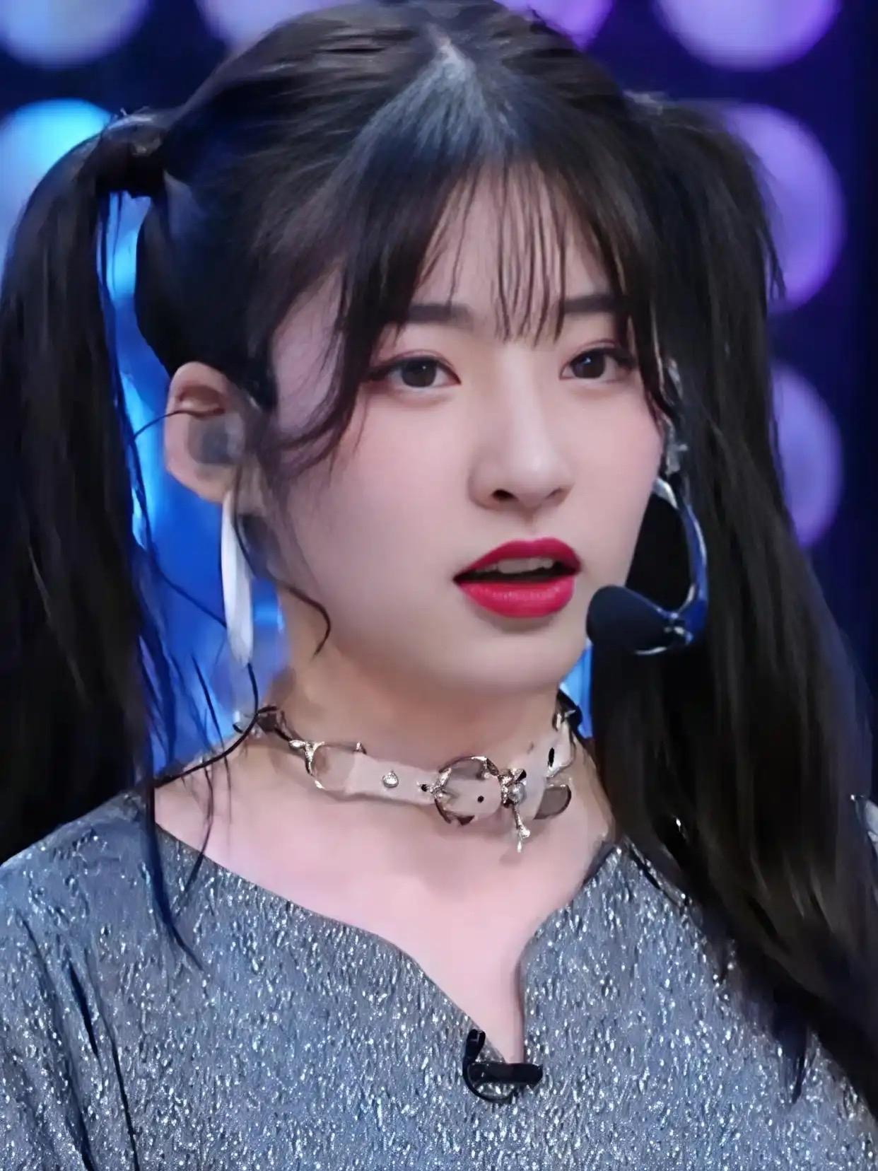 百万网红黄一鸣因合同纠纷被限高后，带女儿“闪闪”在浙江湖州万达广场直播卖童装，屡