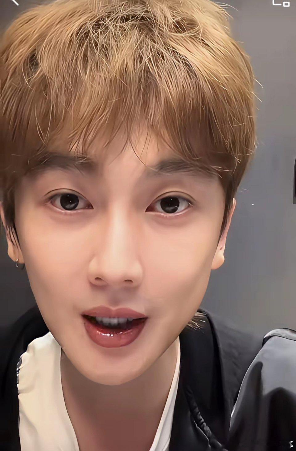 古力娜扎前经纪人李登科说：“蔡徐坤绝对是蔡依林接班人”。这个观点大家同意吗？他本