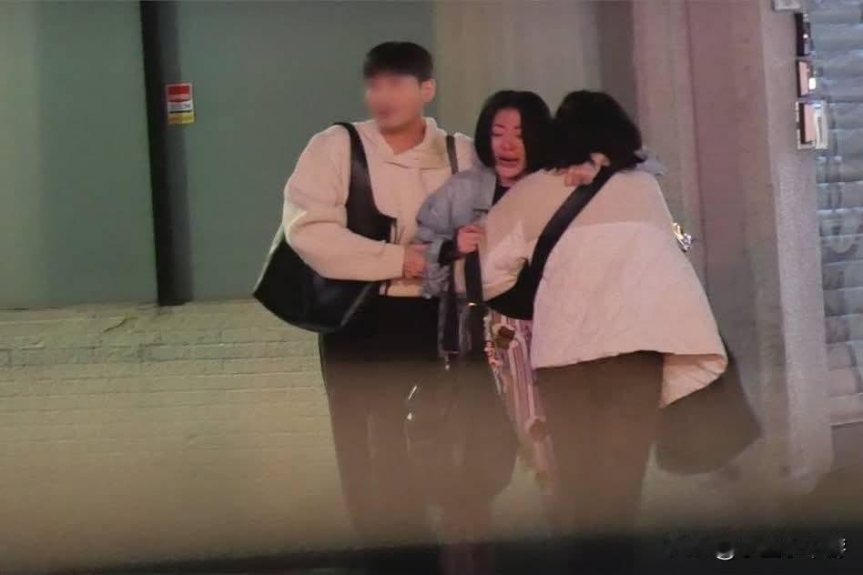 深夜前往黑人、范玮琪家中，小S突然情绪崩溃……痛哭到无法行走
 
当天她为《小姐