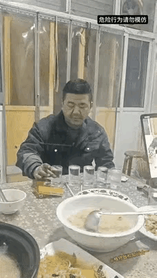 唉呀，酒量再好，也不可如此贪杯！
渴少有益，喝多有害，适可而止，不可逞强好胜，关