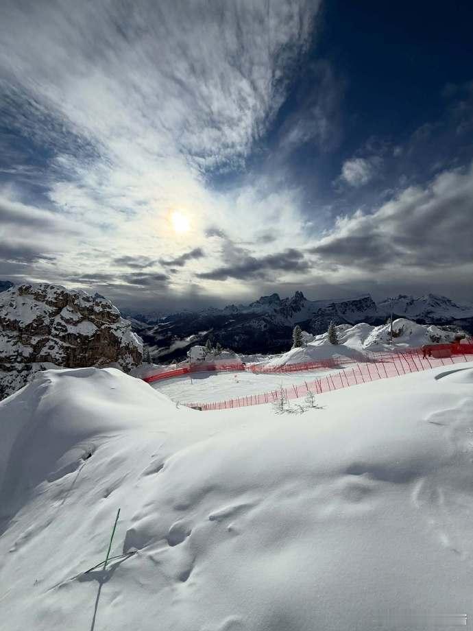 林赛沃恩亮相冬奥训练场 上周遭遇前交叉韧带撕裂的美国高山滑雪运动员林赛·沃恩表示