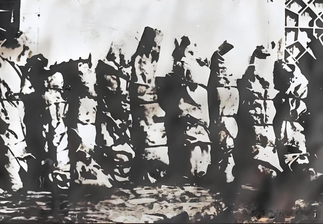 1937年，马家军将多名红军高级军官的遗体捆绑成“粽子状”，排列在院落墙边，甚至