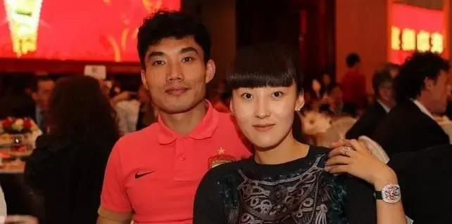 国足中方教练组长郑智家庭成员一览：
妻子邵娜，出生于1986年，毕业于四川师范学