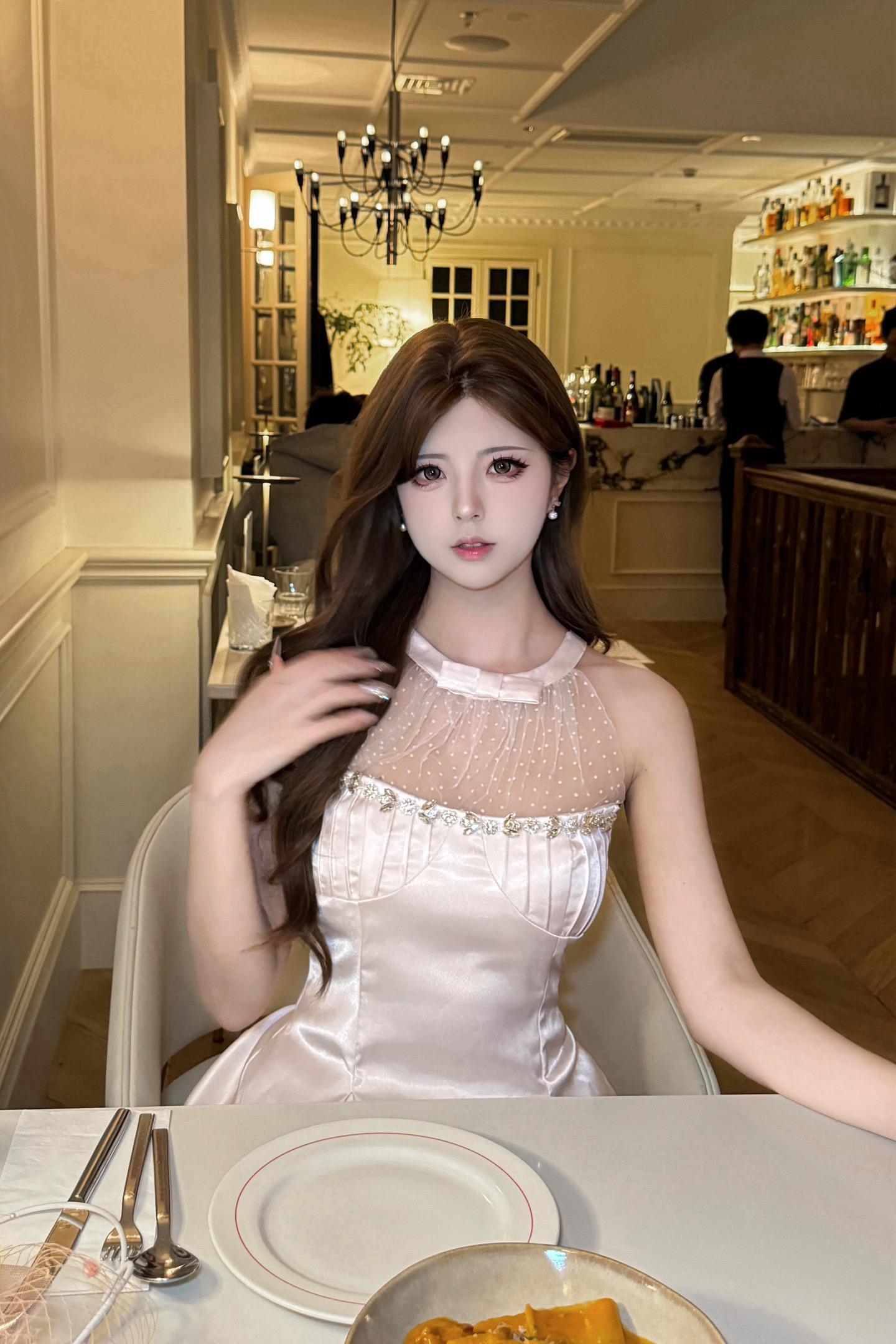 像我这么爱美的人 你从未送过我一条裙子 一支口红 一瓶香水 从未请我做过一次美甲