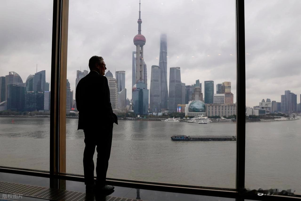 🌙斯塔默回到英国后，他的随行记者意犹未尽，回忆道：“中方与斯塔默会谈的时候，提