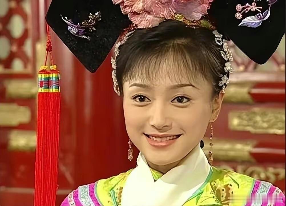 秦岚越老越富态，穿绿色包臀裙衬出“奶白肌”，珠圆玉润太美了 ​​​