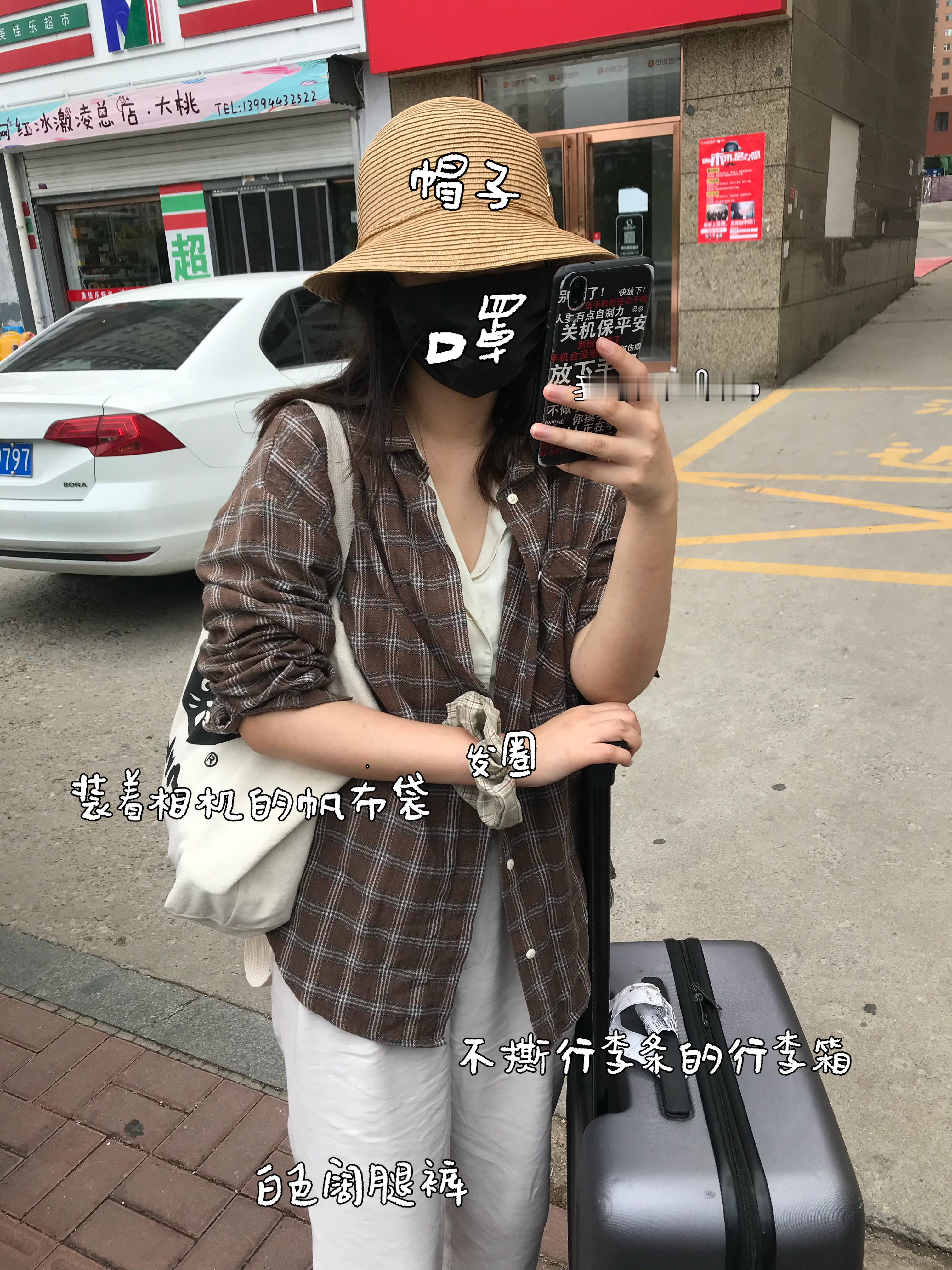 翻相册翻到一张七八年前刚上大学出去旅行的照片我不行了…不追线下的时候就初现蟑螂妹