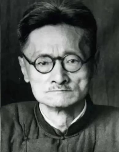 1928年11月，蒋介石到安徽大学视察，与时任安徽大学校长刘文典吵架，蒋介石狠狠