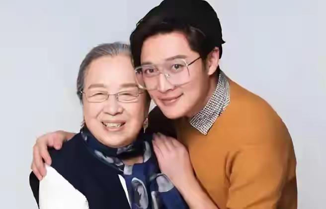 容嬷嬷这次即温柔，又慈祥，笑容也温馨，慈眉善目，和当时的容嬷嬷天差地别，你知道她