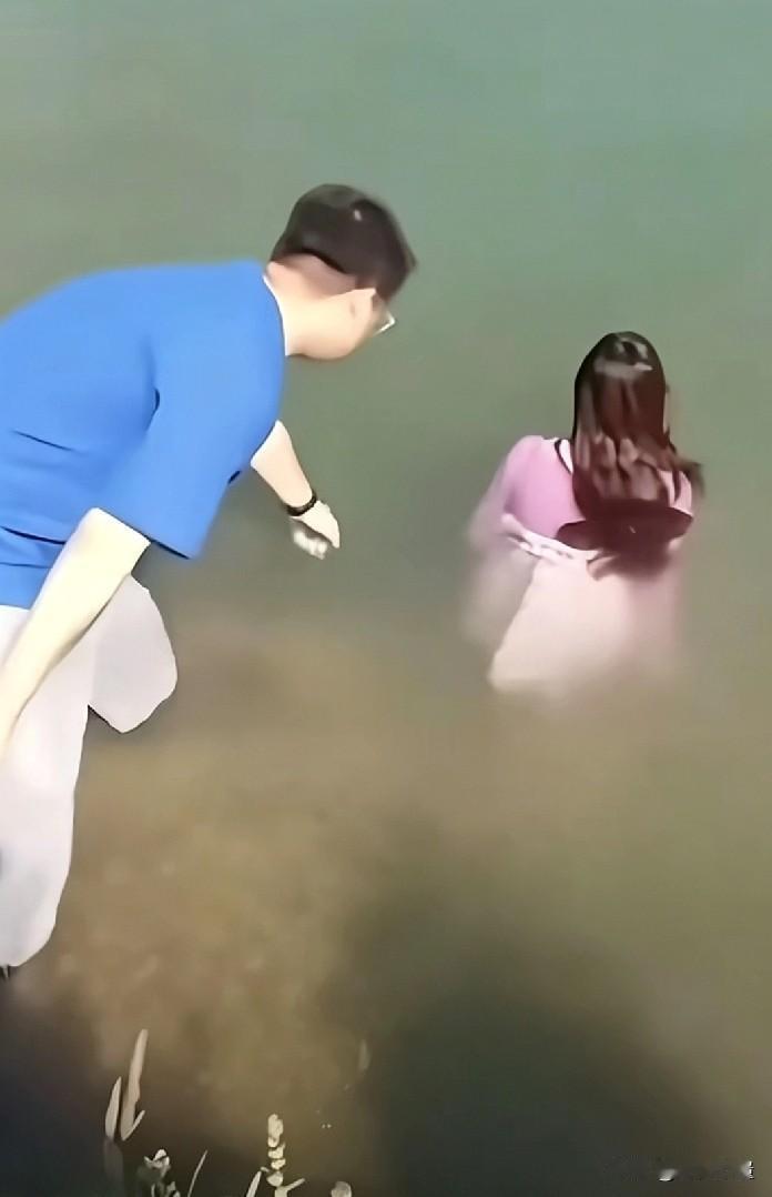 救人的时候碰到隐私部位，算不算耍流氓，2千多年前有人问孟子，如果嫂子掉河里，我是