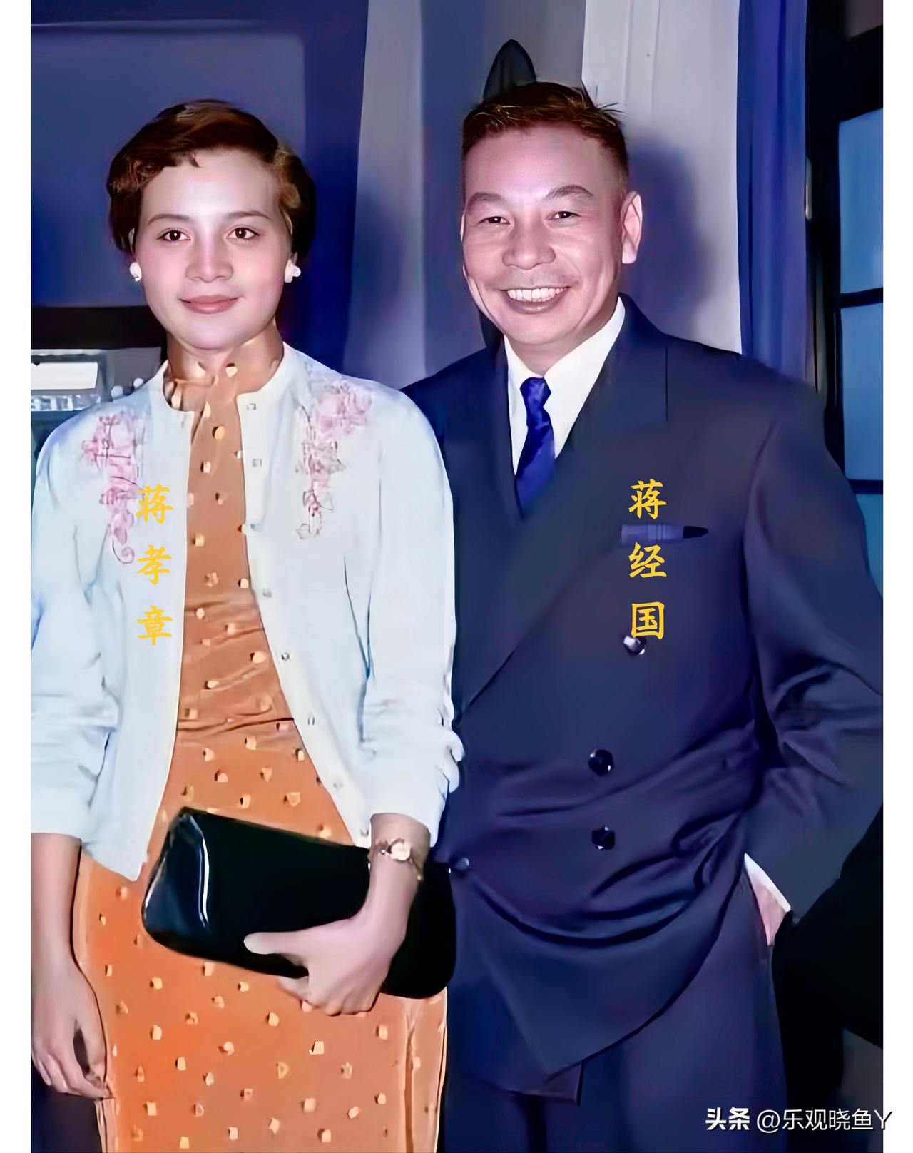 上世纪五十年代末，在台湾参加活动的蒋经国与他的爱女蒋孝章。这不是演戏，也绝不是影