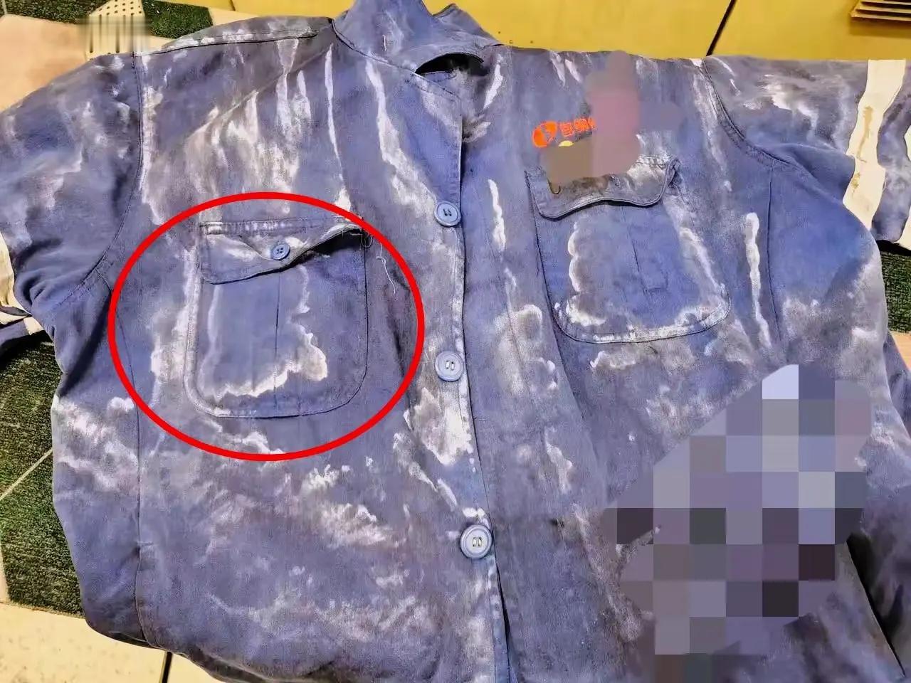 这就是包钢一线工人的工作服，那些泛着白的印子，哪是什么普通污渍，是被车间热浪反复