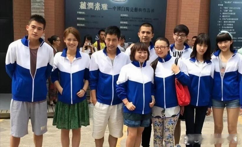 我的天，右边第一个是关晓彤吗？欧豪确实帅啊！ 