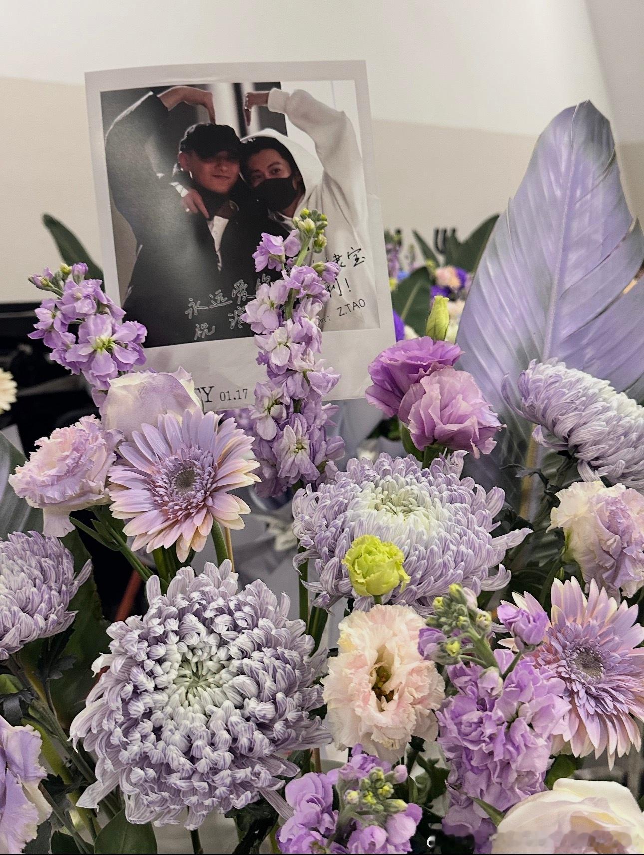 王鹤棣演唱会宇宙爆闪团的大家都送花篮了黄子韬送了33个花篮 豪气黄子韬哭着说对不