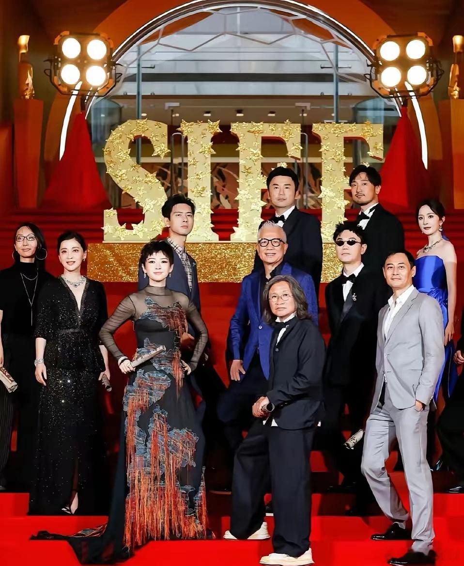 从《酱园弄》电影节的站位就能看出，杨幂在其中的存在感近乎“镶边”。如此看来，赵丽