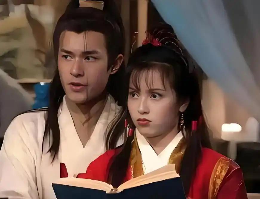 26岁，一身鹅黄衫子，脸白得跟纸似的。
八个小姑娘跟在她后头，四个抱琴，四个拿箫