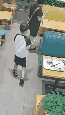 母子三人在饭店吃饭，大儿子看到邻桌有个东西，应该是客人落下的，大儿子没敢拿，但是