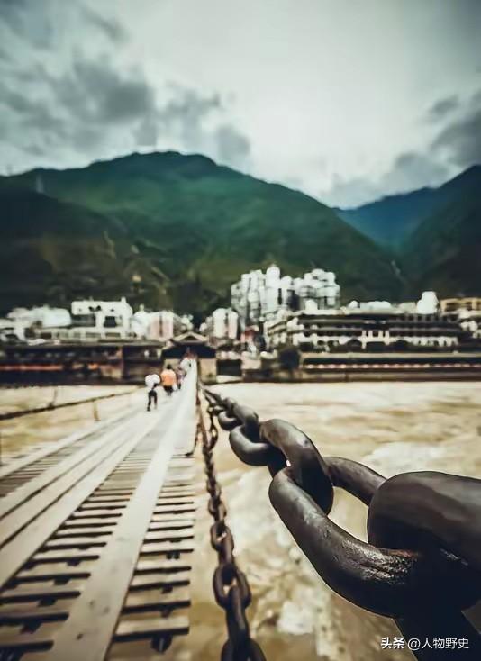 泸定桥能扛住300年风雨没散架，最核心的秘密根本不在那13根晃悠悠的铁链上！
